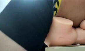 Sıcak sikim seks bebeğiyle iki kez boşalıyor, içine boşalıyor!