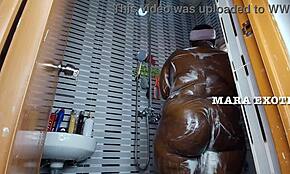 Cuplul ebony nigerian fute în duș în poziția cățelului. Mara Exotic.