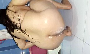 Hermosa BBW Desi India Gorda Bhabhi Netu Bañándose Desnuda en Baño de Casa con Ducha Caliente