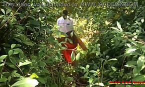 Indická desi vysokoškolská priateľka buchá vonku v kríku s milencom