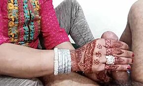 무슬림 미스트리스가 하인에게 더티토크 핸드잡 마사지로 지배 힌디어로