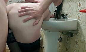 Salope milf mariée trompe son vieux mari