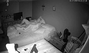 La flaca zorra continúa follando y chupando pollas grandes