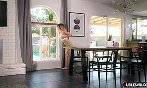 Cheatingsis Maria Kazi, üvey kardeş ve havuzcu DP veriyor