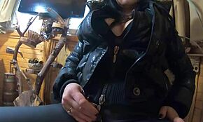 Milfycalla pokrije svojo črno jakno z džezom. In svoje usnjene hlače.