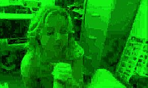 مراهق سارق محل يتم تفتيشه عريانا