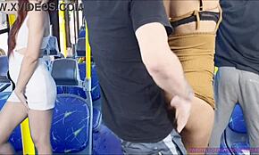 Studentka se nechá šukat ve veřejné dopravě při crossdressingu v autobuse