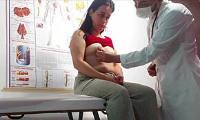 Dokter jari-jari pantat pasien dan genjot dia