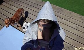 Hvorfor spionerer naboen på min morgenyoga ved bassenget? Vil han bli med på en kjapp knulling?