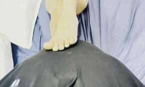 Indyjska studentka cieszy się cyckami i cipką po drinku.