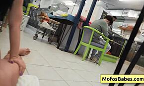 Brunette seksi dan horni remaja 18+ sundal hisap kote gemuk di kedai dobi awam dan kongkek keras - nikki mars jason legend 😈