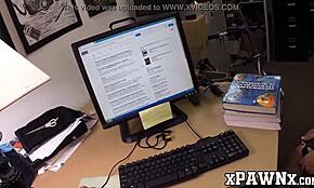 Hezká holka s brýlemi se divoce pustí do makléře