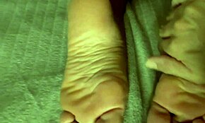 У моей девушки такие красивые маленькие ножки 18+, которые я просто обожаю.