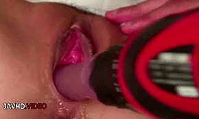 Barna Rin Aoki megkötözve bondage-ban csoportos szex orgia előtt, belső lövést kap a szűk picsájába