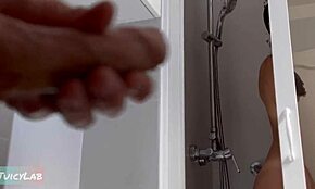 पकड़ा गया हस्तमैथुन करते हुए जब वह नहा रही थी! उसकी मोटी चूत को चाटो और चोदो!