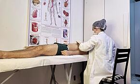 Δεν μπορώ να κρατηθώ, νοσοκόμα, σκληραίνω τόσο πολύ κατά τη διάρκεια της εξέτασης