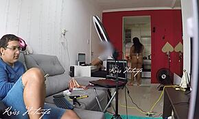 Il corno di mio marito ha ricevuto il tecnico del computer a casa e io ho sfilato in bikini bianco trasparente davanti a lui