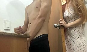 我发现继子在打飞机，没想到他鸡巴这么棒，我想感受它插进来