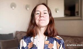 Anca rammt rasierten Pussy mit Dildo intensiv