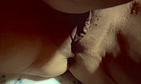 愛とセックスの日々、アジア熟女カップルがクローズアップでセックスと舐め