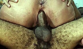 Vroča zrela mačeha trdo jebana od pastorka in njegovega prijatelja