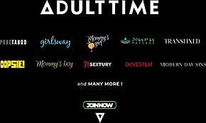 Güzel oda arkadaşım Leana Lovings'i yurtta mastürbasyon yaparken yakaladım. Aften Opal, seksi esmer, amını parmaklıyordu.