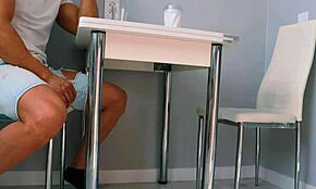 Kongkek teman wanita Russia di dapur sementara dia selingkuh dari suaminya