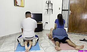 Priateľova žena ma masíruje, nemôžem odolať a šukám ju tvrdo!