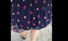 متابعة امرأة ناضجة في الشارع مع تنانير وثونغ