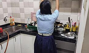 Fată desi din sat se predă băiatului local pentru futut anal intens în sesiune hardcore acasă