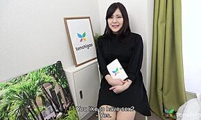 Manami Takashima melancap dan jari pepek dicukur