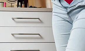 작은 금발 여자 타이트 청바지에서 스트립 댄스!