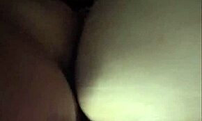 Пълната домакиня внимателно корка бляскавата си снежна ябълка в кухнята