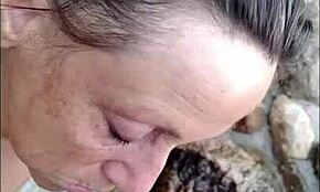 Pov soție matură fierbinte Candi Annie mulge pula la piscina nudistă!