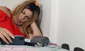 Vivi Guedez visar upp sitt hår i utomhusscen