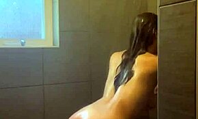 Majhna beba Nadia Diamo trese rit v tušu v počasnem posnetku