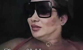 Ova milf kurva krstari ulicama na seks aplikaciji, bljeskajući prolaznike