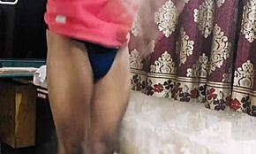 Femboy con pisellino piccolo dimostra abilità di esercizio per ragazzo in videochiamata