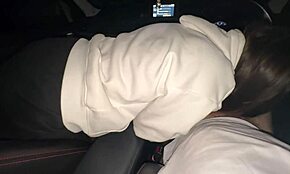 Μάζεψα μια πόρνη και γάμησα το στόμα της στο αυτοκίνητο