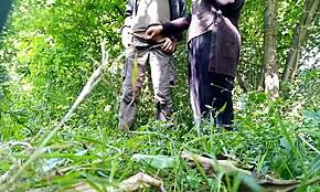 胖熟女在公園給色狼展示毛茸茸撒尿小穴