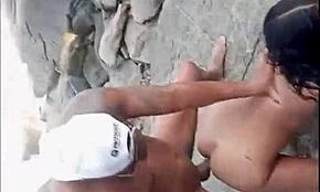 Del 2 bolt jones inviterer den 18-årige angel ferraz til brasiliens mest berømte nudiststrand hun siger ja de knepper foran alle videoen gik viral på alle net