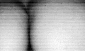 Sestra sedi na mojem obrazu z golo ritjo skrita kamera