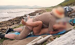 Skjebnesvangert møte mellom utstiller og fremmed på stranden Xsanyany