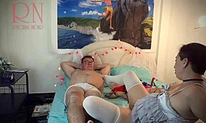 Tjener leverer intens blowjob i hvide strømper