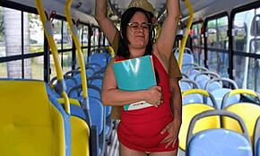 Študentka sa nechá osedlať a tvrdý vyjebať v autobuse počas tréningu