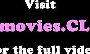 Зрелые лесбиянки лижут друг друга на улице