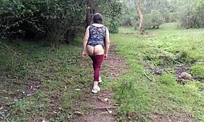 amatør stif mor spørger stifsøn i skoven: vil du røre mine patter, røv og store fisse?