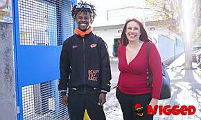 Lucia Bianco redt een zwarte vent met een speciale maaltijd