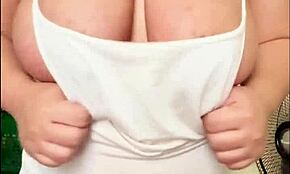 Hamile Arap kız büyük karnı ve sütlü memeleriyle