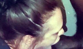 Olgun kadın siyah adama oral yapıyor